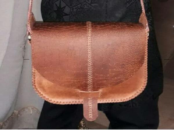 Manufacturing process of leather shoulder bag